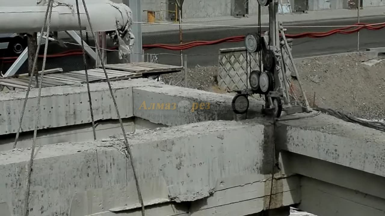 Демонтаж железобетонной эстакады канатной резкой