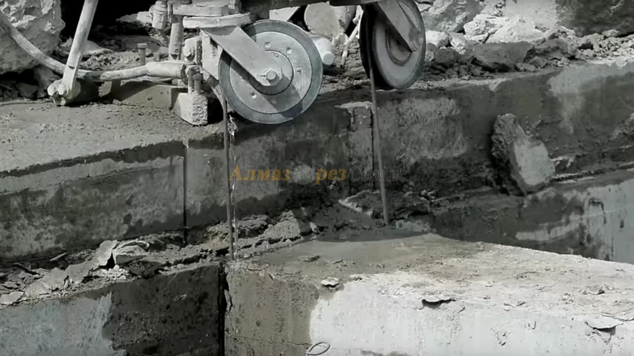 Рез фундаментной ленты алмазным канатом с подачей воды